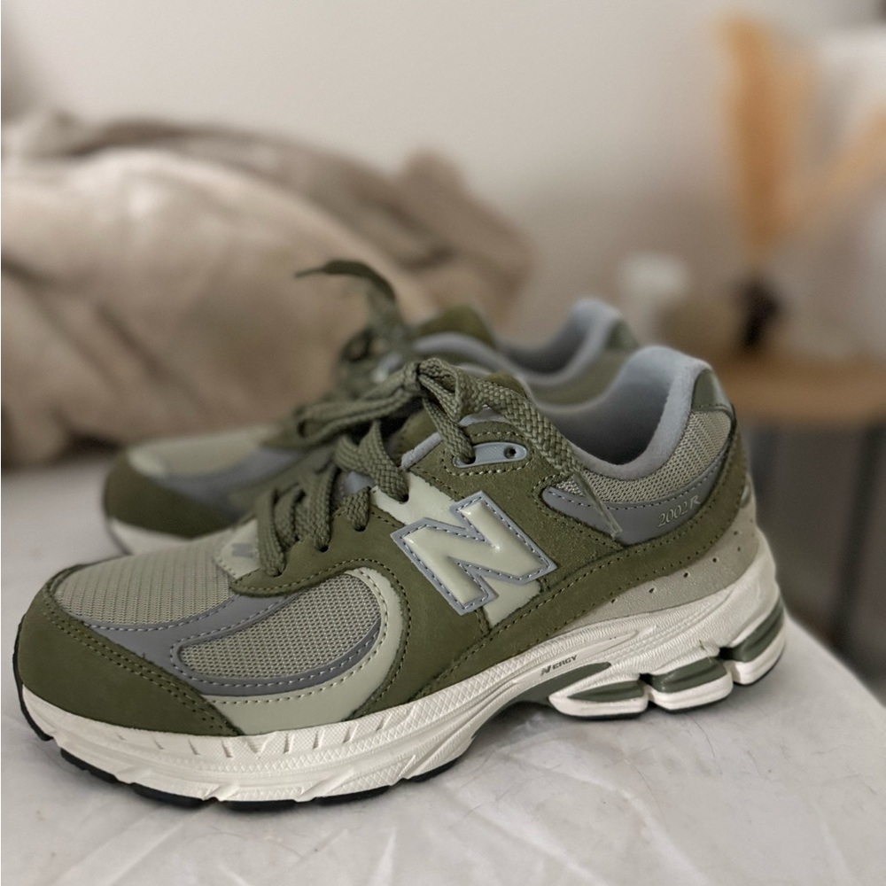 New Balance U2002R